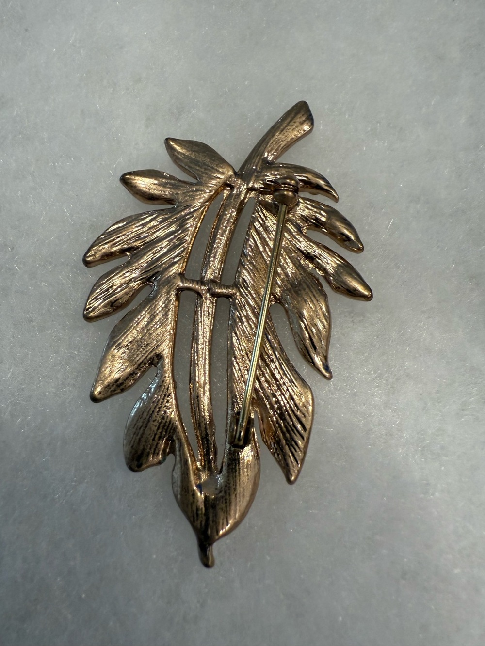 Vintage leaf gold tone brooch round and rectangular rhinestones - Picture 3 of 9